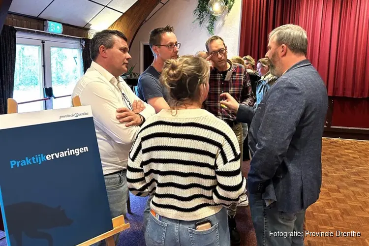 Gedeputeerde Egbert van Dijk in gesprek met veehouders over wolfwerende rasters