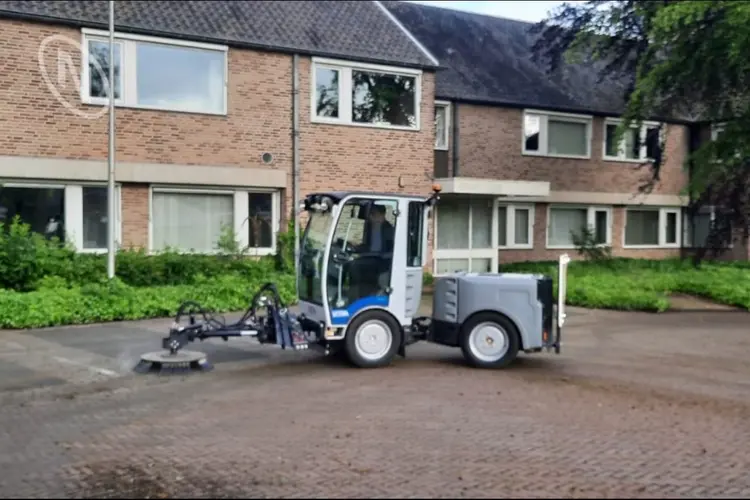Uw straat wordt weer geveegd