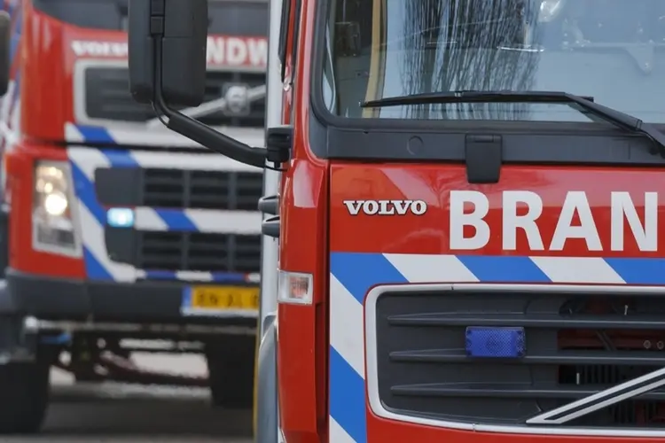 Felle brand in loods van autobedrijf in Roden