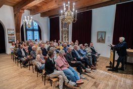 Eerste editie Kaaskrant uitgereikt aan wethouder Jan Hoekzema